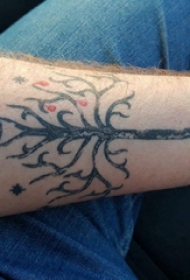 手部树木纹身  男生手臂上黑色的手部树木纹身图片