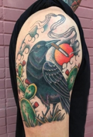 双大臂纹身 男生大臂上仙人掌和乌鸦纹身图片
