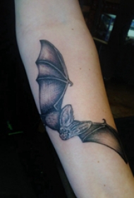 纹身蝙蝠 男生手臂上黑色的蝙蝠纹身图片