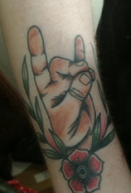 手势纹身图案 男生手臂上花朵和手势纹身图片