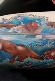 人物肖像纹身 男生手臂上彩色的游泳运动员纹身图片