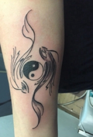 太极阴阳鱼纹身 女生手臂上黑色的太极阴阳鱼纹身图片