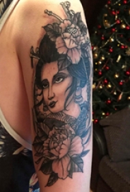 手臂纹身素材 男生手臂上牡丹和艺妓纹身图片