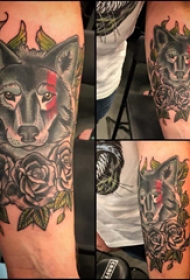 狼和花纹身图案  男生小臂上狼和花纹身图片