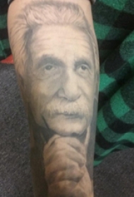 人物肖像纹身 男生手臂上黑色的爱因斯坦纹身图片