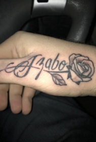 手背纹身 女生手臂上英文和玫瑰纹身图片