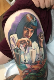 人物肖像纹身  女生大腿上彩色的人物肖像纹身图片