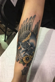 骷髅纹身 女生手臂上花朵和骷髅纹身图片