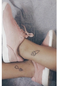 脚踝小花纹身 女生脚踝上花朵和火箭纹身图片
