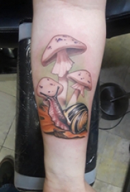 蜗牛纹身图案 女生手臂上蜗牛纹身图案