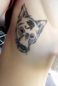 小狗纹身  女生侧腰黑色的小狗纹身图片
