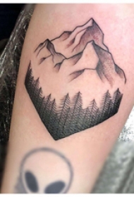 小山峰纹身 女生手臂上黑色的山峰纹身图片