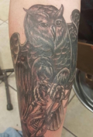 纹身猫头鹰  女生手臂上素描的猫头鹰纹身图片