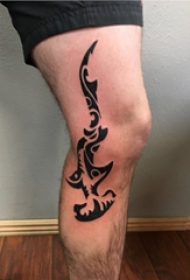 纹身腿部 男生小腿上黑色的锤头鲨纹身图片