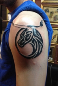 纹身马头 男生手臂上马纹身图案