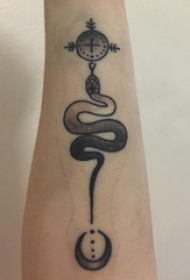 纹身蛇魔 女生手臂上黑色的蛇纹身图片