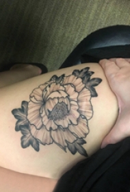 文艺花朵纹身  女生大腿上黑灰的文艺花朵纹身图片