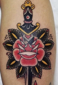 欧美小腿纹身 女生小腿上玫瑰和匕首纹身图片