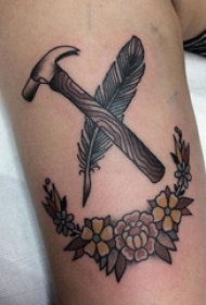 纹身大臂纹身图案  女生大臂上花朵和羽毛纹身图片