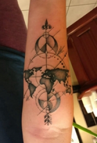 手臂纹身图片 男生手臂上地图和指南针纹身图片