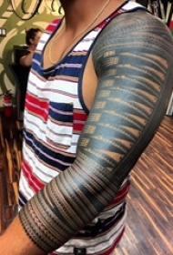 部落图腾纹身 男生手臂上黑色的部落纹身图片