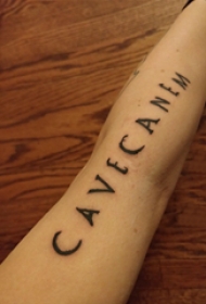 纹身女字母图 女生手臂上黑色的字母纹身图片
