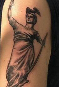 自由女神胳膊纹身  男生大臂上黑色的自由女神纹身图片