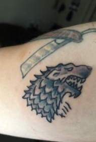 滴血狼头纹身  男生大臂上极简的狼头纹身图片