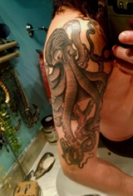 章鱼纹身简单  男生大臂上黑灰的章鱼纹身图片