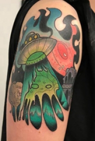 飞碟纹身图案 男生大臂上彩色的飞碟纹身图片