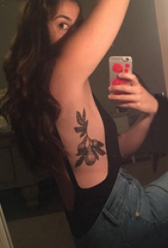 植物纹身  女生侧腰上小清新的植物纹身图片