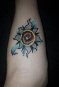 彩绘纹身 男生手臂上彩色的梵花纹身图片
