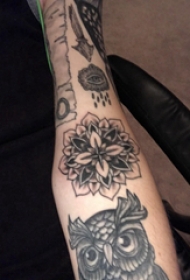 黑灰纹身风格 男生手臂上黑灰的梵花纹身图片
