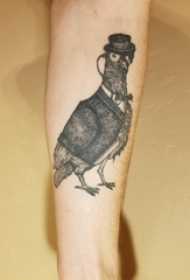 鸽子纹身 男生手臂上黑灰的鸽子纹身图片