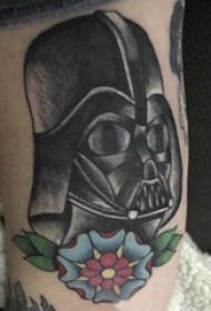 大臂纹身图 男生大臂上花朵和武士纹身图片