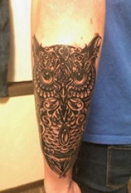 猫头鹰纹身图 男生手臂上黑色的猫头鹰纹身图片