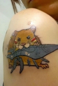 老鼠纹身图  女生大臂上可爱的老鼠纹身图片