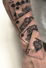几何元素纹身 男生手臂上黑色的扑克牌纹身图片