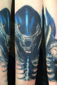 恐怖纹身 男生手臂上彩色的恐怖纹身图片