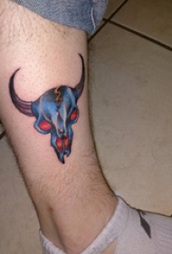 牛头骨纹身  男生小腿上彩色的牛头骨纹身图片