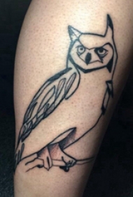 极简线条纹身 男生小腿上黑色的猫头鹰纹身图片