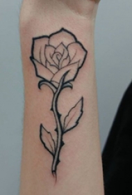 极简线条纹身 男生手臂上黑色的玫瑰纹身图片