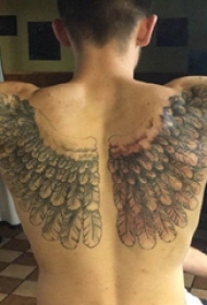 纹身背部翅膀  男生背部黑灰的翅膀纹身图片