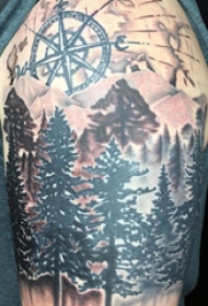 双大臂纹身  男生大臂上森林和指南针纹身图片