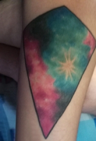 几何纹身图案  女生手臂上彩色的几何纹身图片