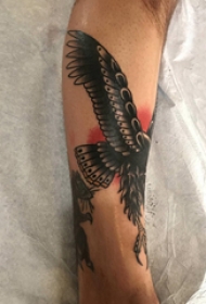 纹身老鹰图片  男生手臂上黑灰的老鹰纹身图片