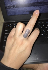 纹身小巧 女生手指上黑色的菠萝纹身图片