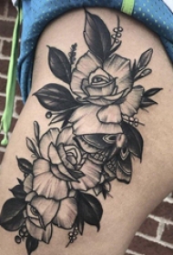 纹身图案花朵  女生大腿上黑灰的花朵纹身图片