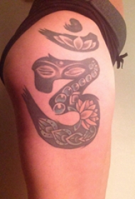 纹身文字图案 女生大腿上文字和花朵纹身图片