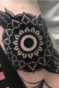 纹身图案花朵  女生手臂上黑色的花朵纹身图片